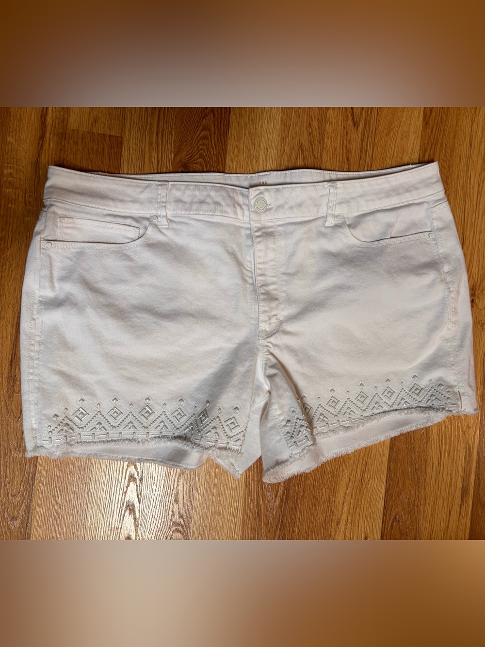 White House Black Market Women’s White Bedazzled Raw Hem The Shorts Size 16